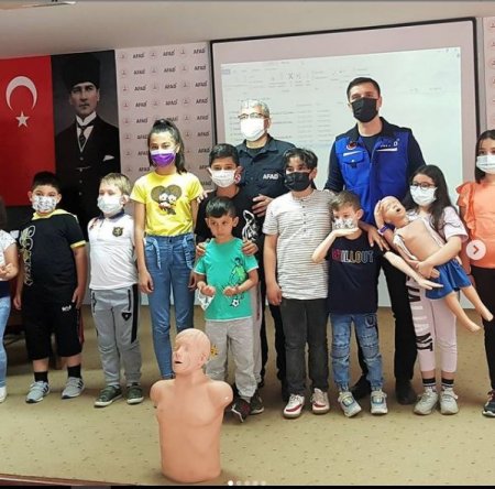 Toplum yararına çocuklar ve ailelerine yönelik İlkyardım bilinçlendirme ve afet farkındalık eğitimi (1. Grup) tamamlandı.